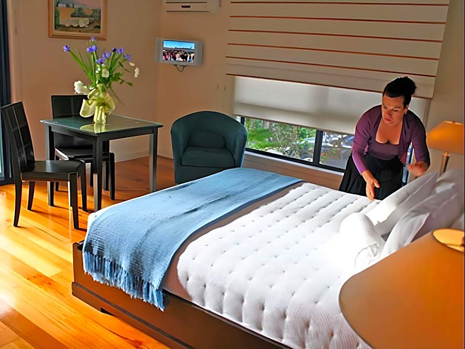 Photo 1 of 6 of 1 Queen Bed