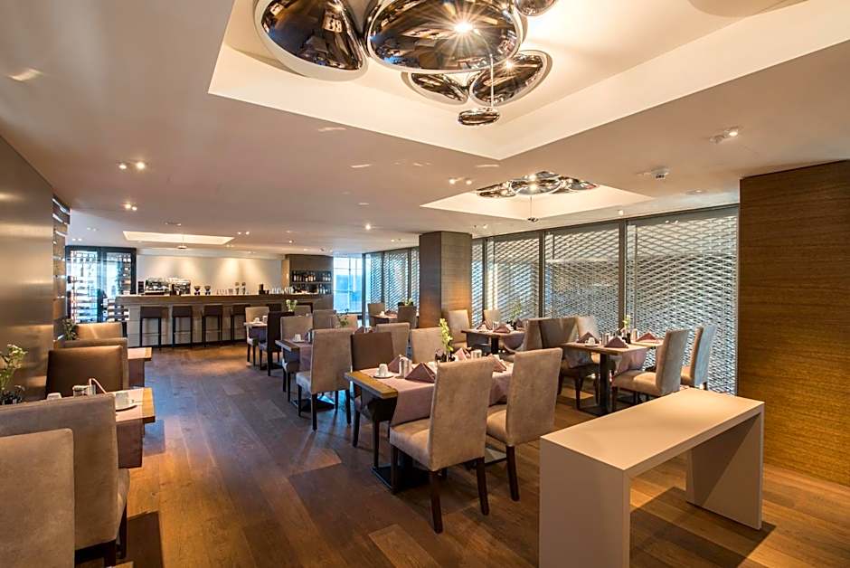 HOTEL illuster - Urban & Local