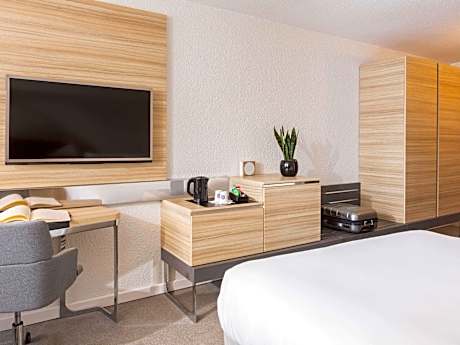 Executive Room with 1 Queen Bed and Sofa