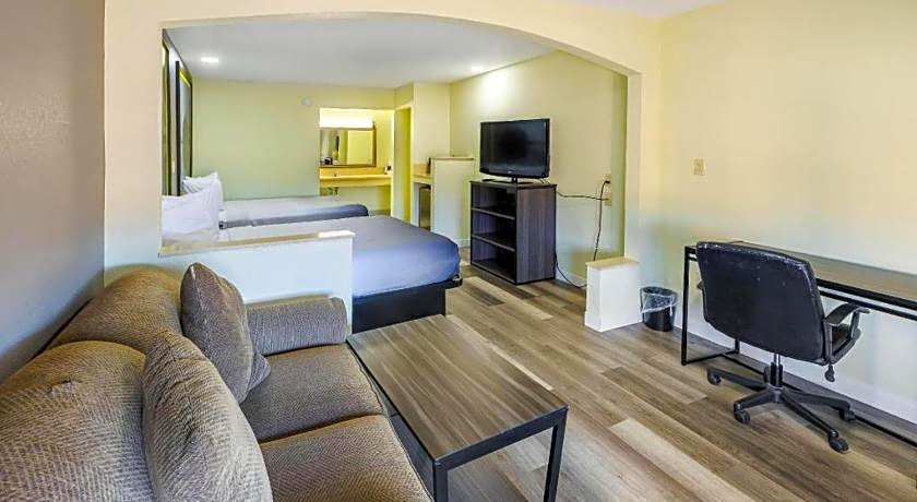 Super 8 by Wyndham Jackson MS Near the Fairgrounds