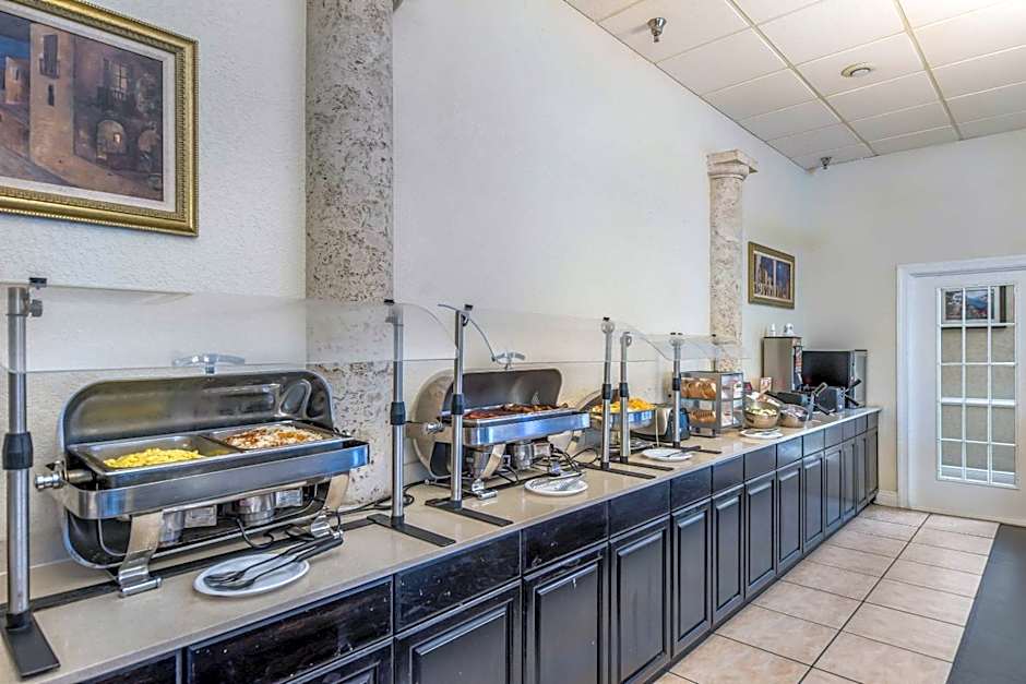 Clarion Inn & Suites Central Clearwater Beach