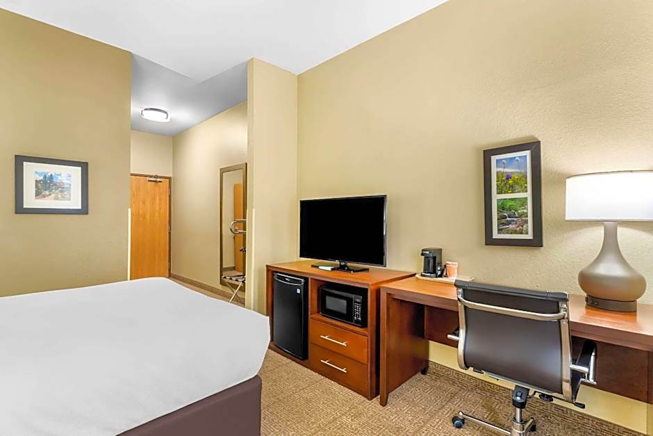 Comfort Inn & Suites Near University of Wyoming