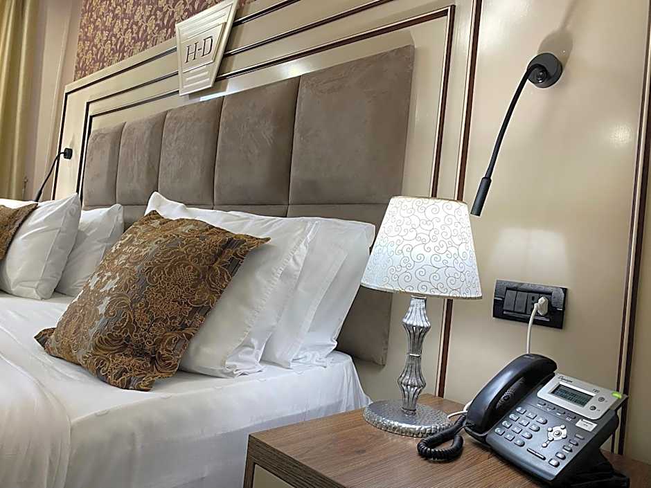 Hotel Deluxe