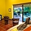 Villa Kiwi. Huge Pool, Steps To Town n Beach. 6 plus BRM 7.5 BTH 3 KCN