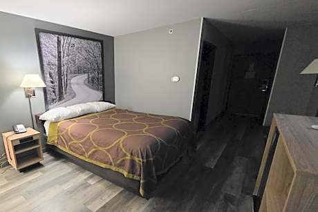 Queen Room - Non-Smoking
