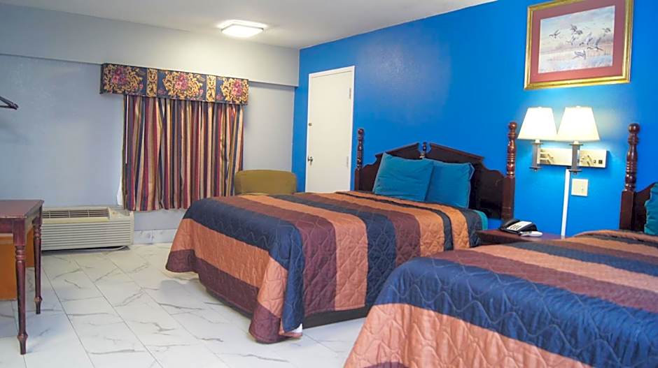 Holiday Lodge & Suites