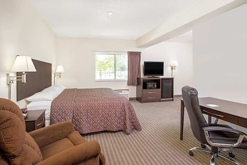 Super 8 by Wyndham Cedar Falls IA - University