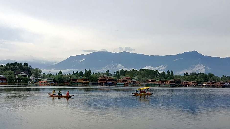 Houseboat Switzerland