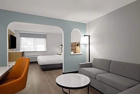 1 King Bed, Suite, Nonsmoking