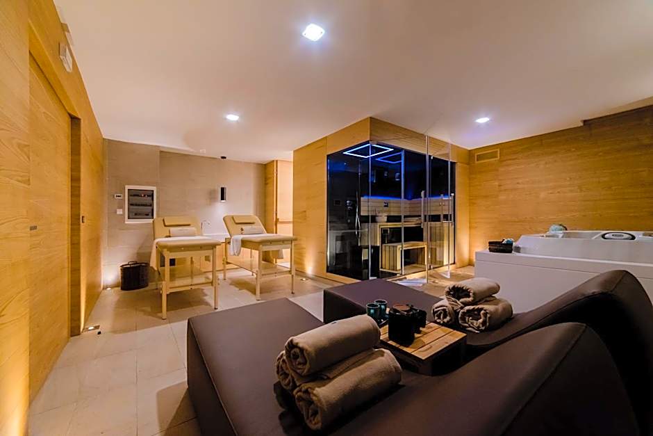 CUMEJA Beach Club & Hotel