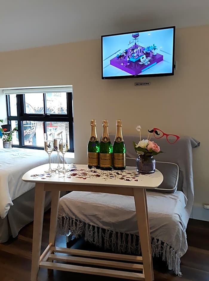 Ridge-Rock Accommodation