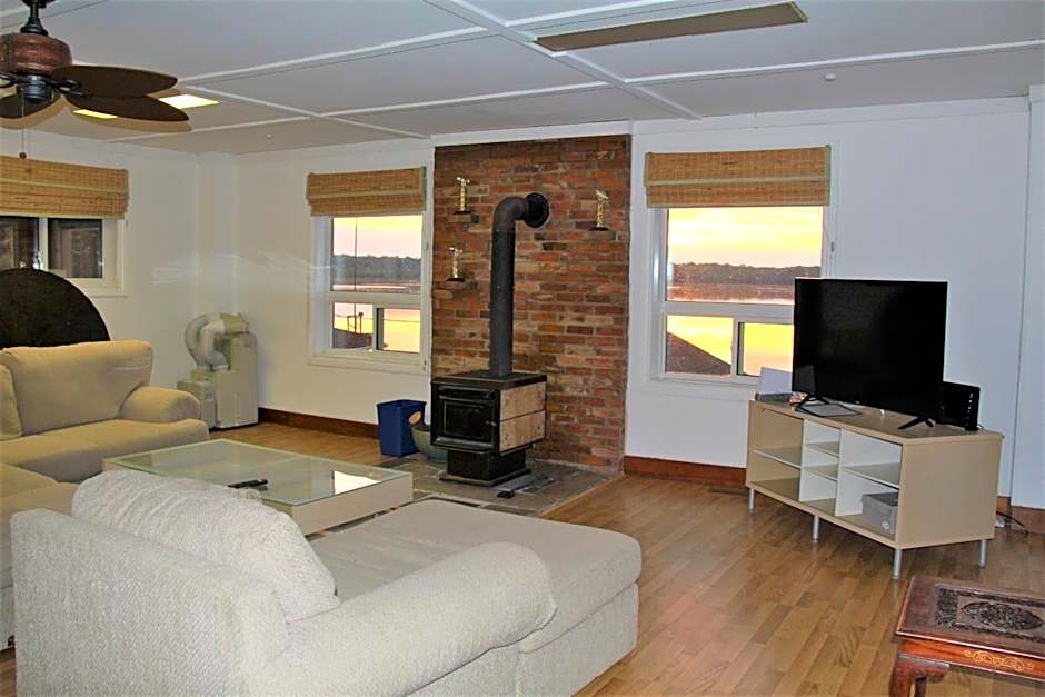 Lakehouse chalet on Sky Lake Ontario 5 bedrooms