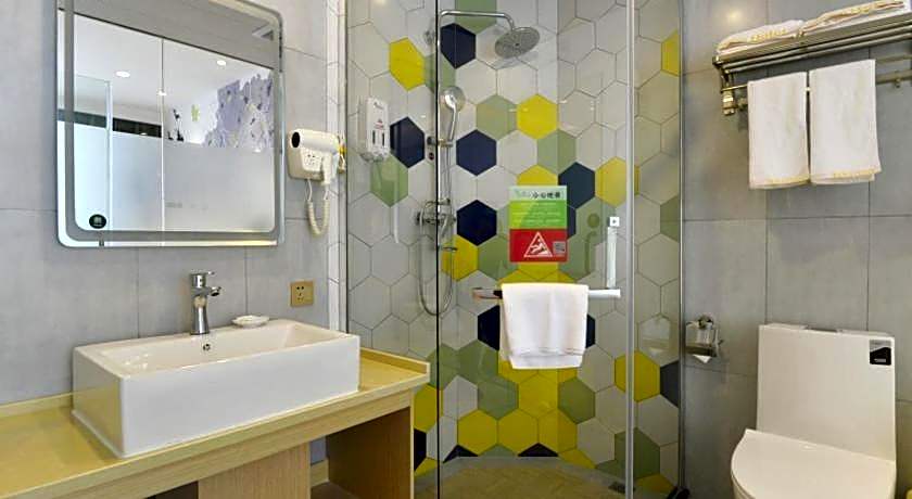 Vatica Huanggang Luotian County City Square Hotel