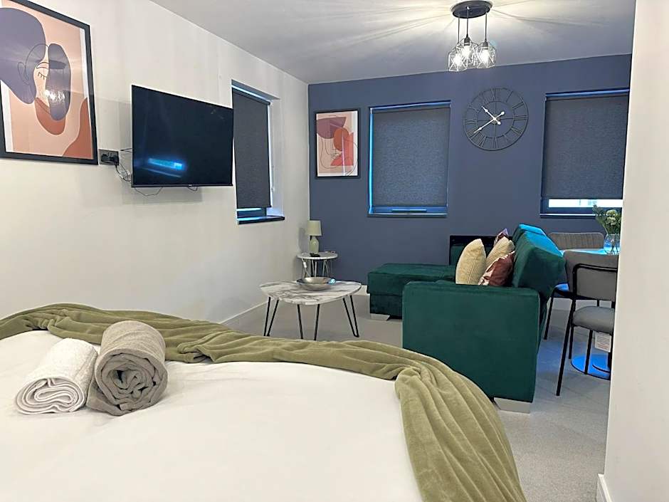 Adam Court Apartments - PE1 - Contractor Friendly - Choice of Studios or 1 Bed Apartments - Free Parking - Sofa Beds - Sky TV - Full Kitchen - Washer Dryer - WiFi