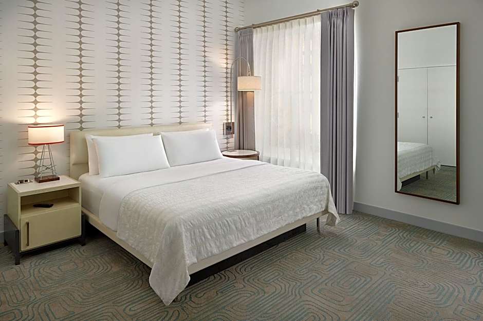 Photo 1 of 7 of 1 King Bed, Mobility Accessible, Bathtub