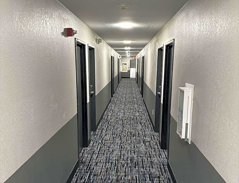 Super 8 by Wyndham Springfield North I-44