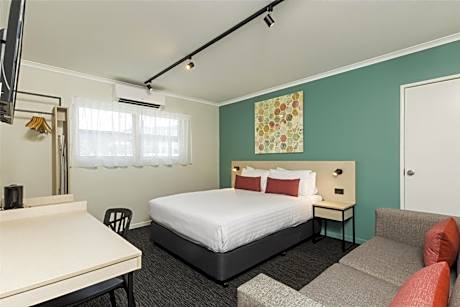 Nightcap At Balaclava Hotel