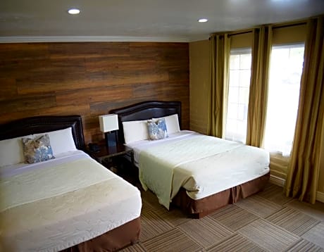 Queen Room with Two Queen Beds - Pet-friendly