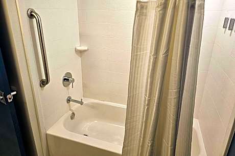 1 Queen Mobility/Hearing Accessible Bathtub
