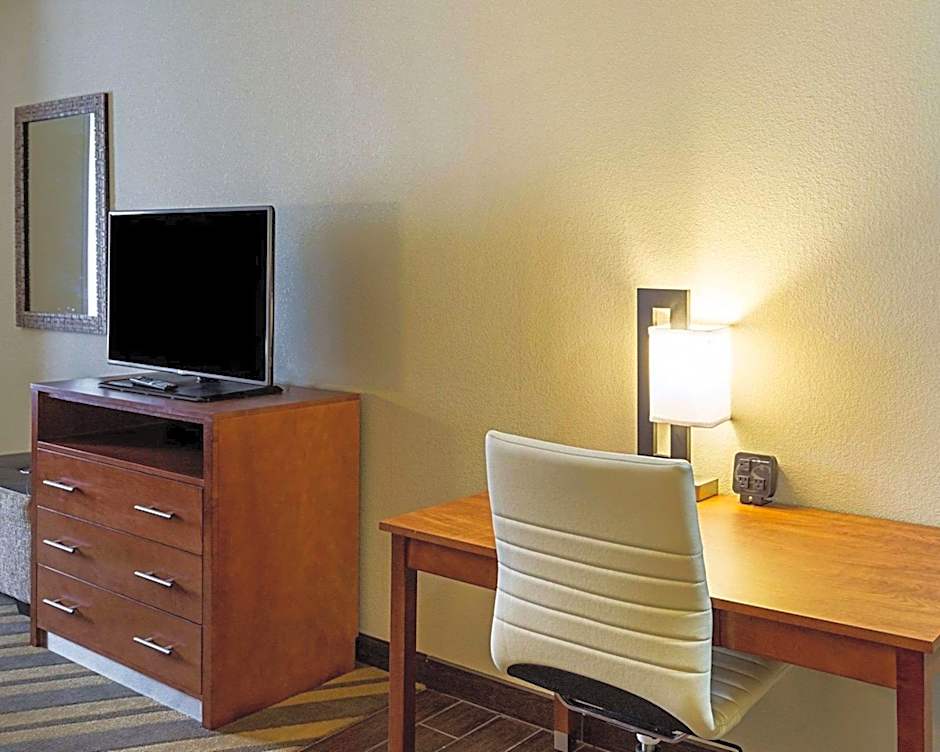 Comfort Suites near Tanger Outlet Mall