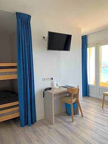 Family Room with Sea View and Balcony