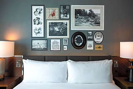 Guest room, 1 King, Poolside view