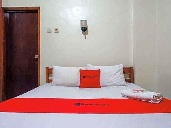 RedDoorz Plus near Alun Alun Selatan