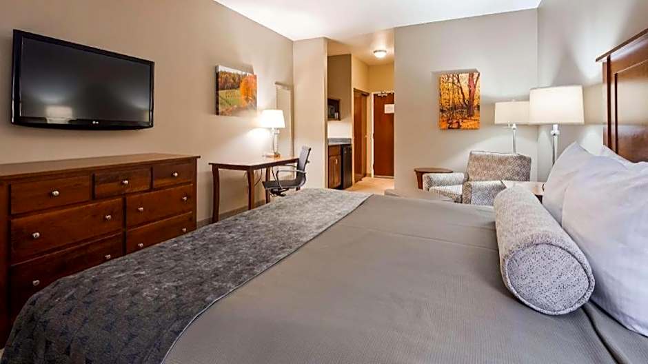 Green Mill Village Hotel & Suites, BW Signature Collection
