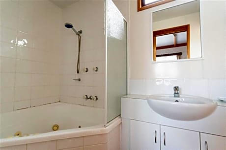 Queen Room with Spa Bath