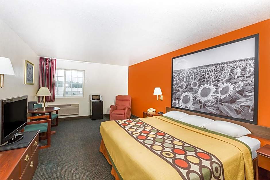 Super 8 by Wyndham Holton