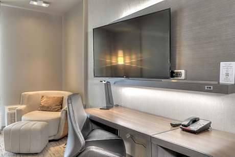 One-Bedroom Queen Suite with Two Queen Beds, River View and Sofa Bed