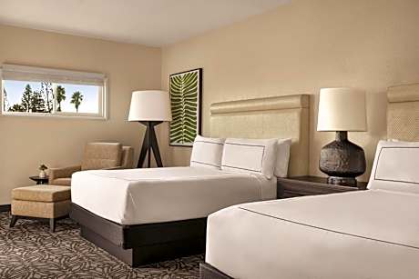 2 Queens Suite - Partial Oceanview