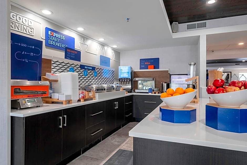 Holiday Inn Express Hotel & Suites Petersburg/Dinwiddie By IHG