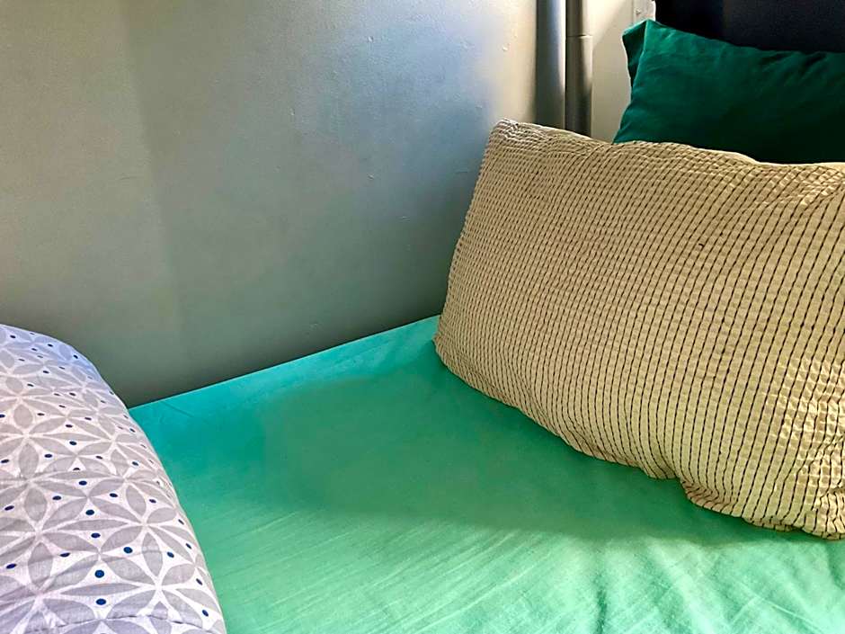 Female-Dortoir Femme -Dorm Shared Room Paris