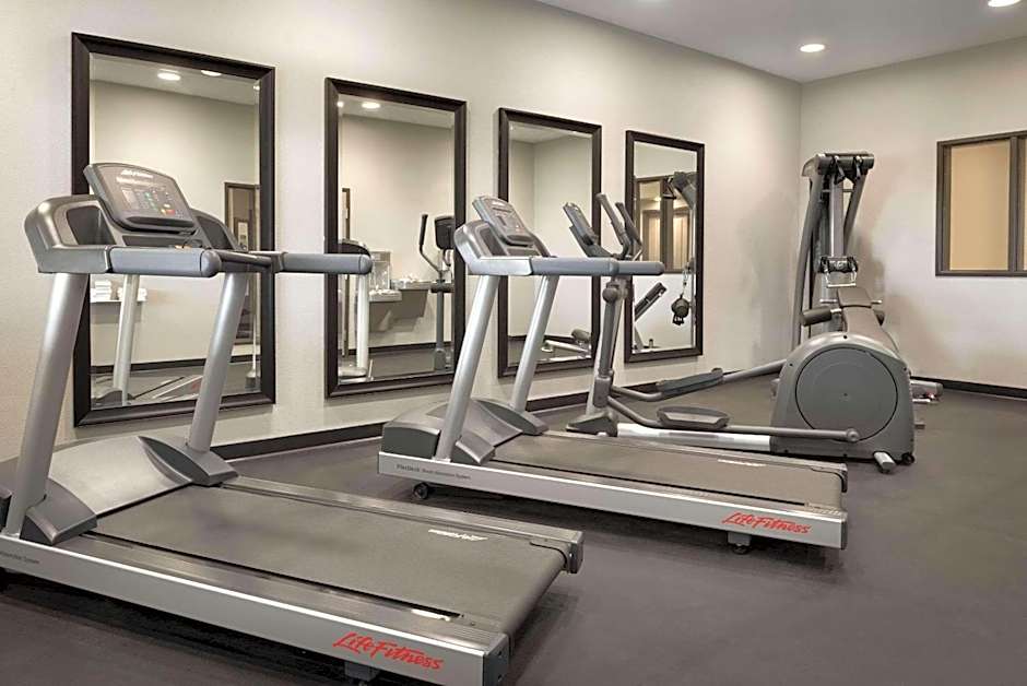 Country Inn & Suites by Radisson, Indianola, IA