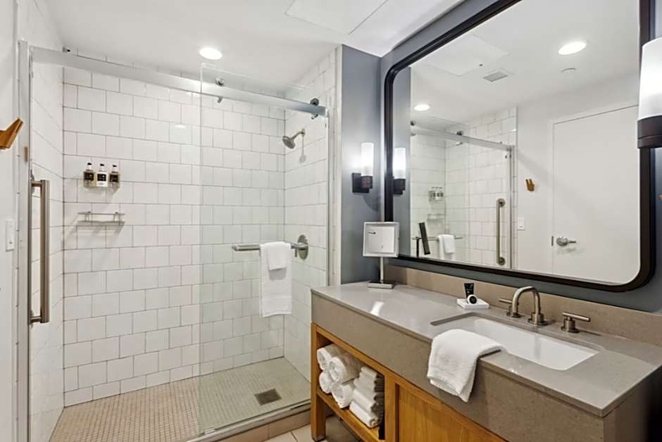 Photo 1 of 2 of 1 King Bed, Hearing Accessible, Park View