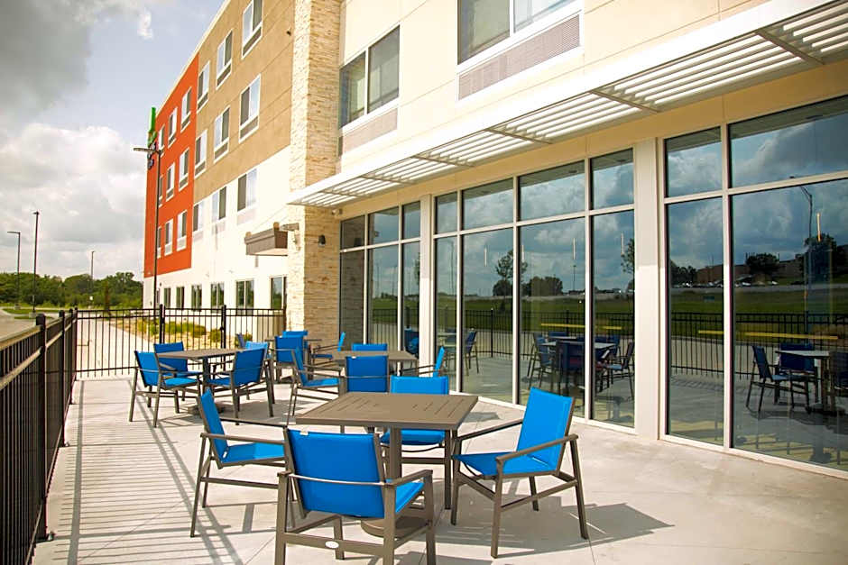 Holiday Inn Express & Suites Kansas City - Lees Summit By IHG
