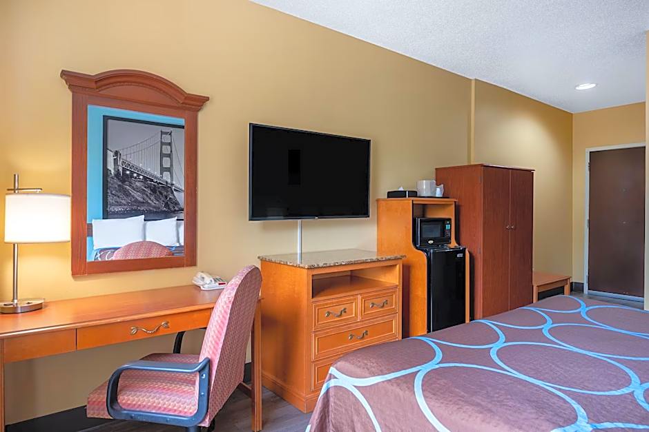 Super 8 by Wyndham Salisbury