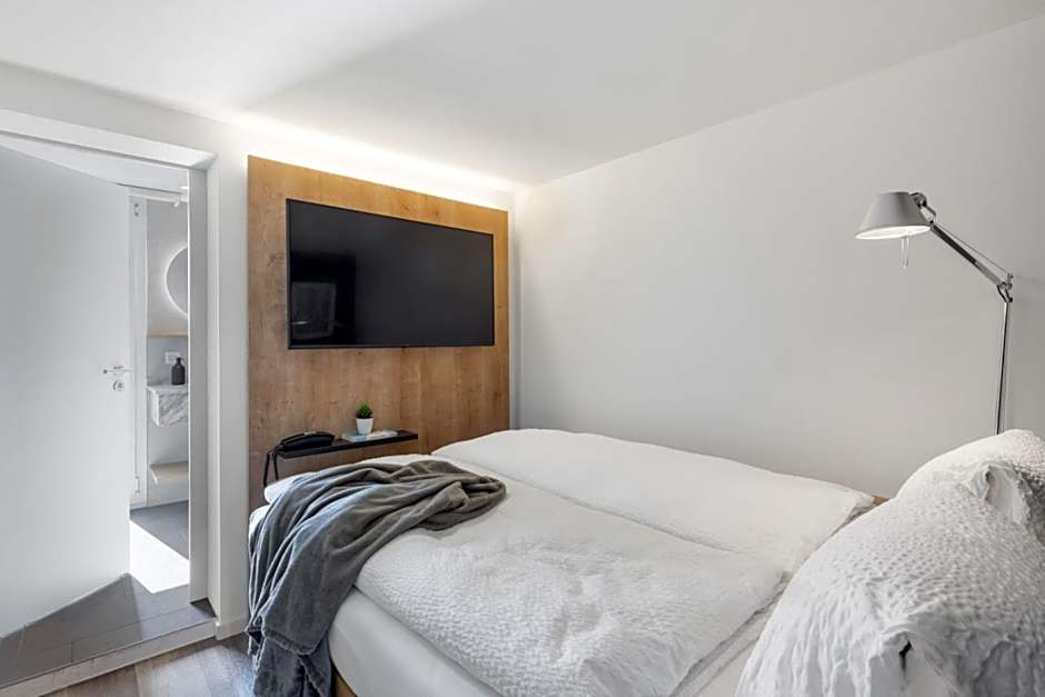 Ascona Lodge, Pool & Garden Retreat