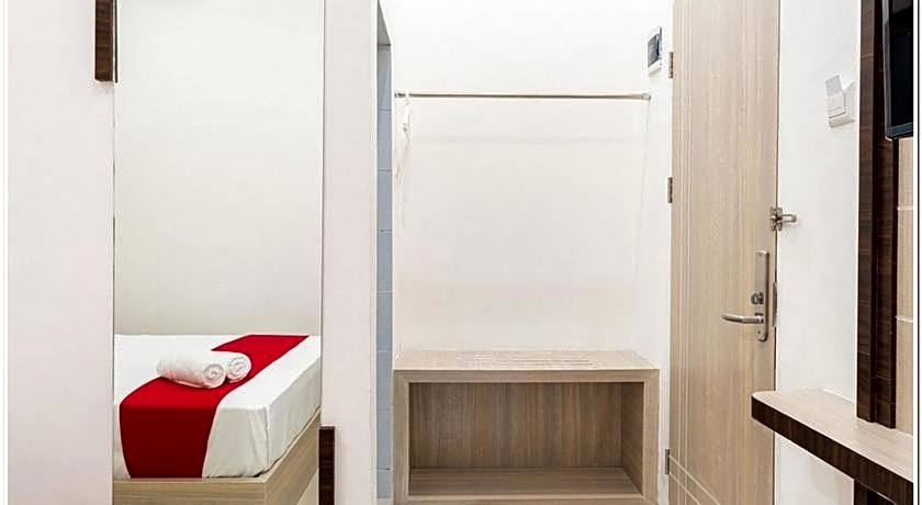 RedDoorz Plus @ Centrium Katamso Medan
