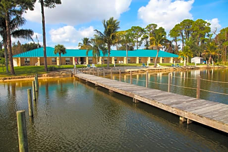 Lake Grassy Inn & Suites