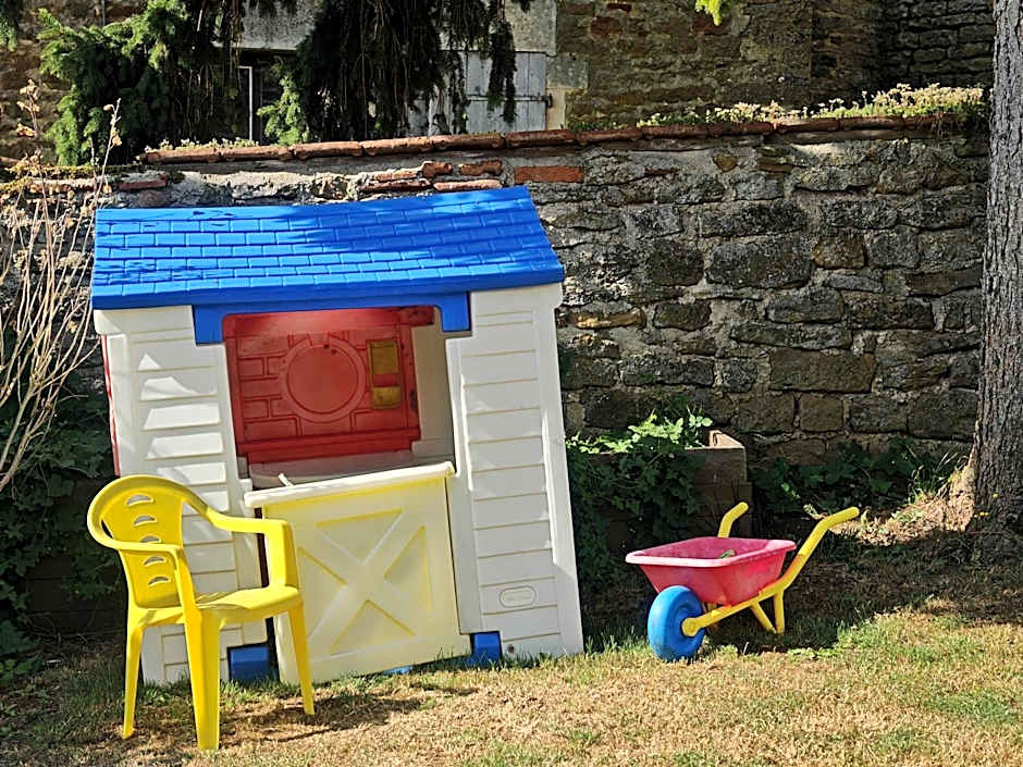 chez Émile côté face maison entière, 3 chambres, 2 salles de bains,jardin et terrasse