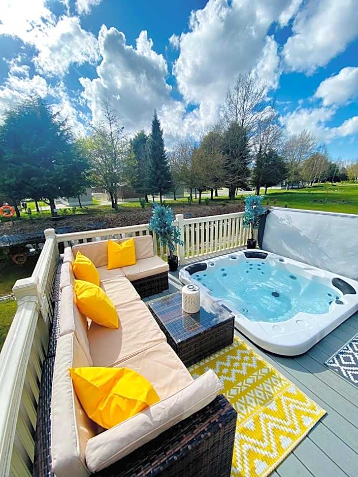 Lakeshore Lodge with Hot Tub