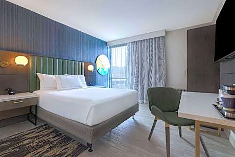 1 Full Mobility/Hearing Access W/Tub