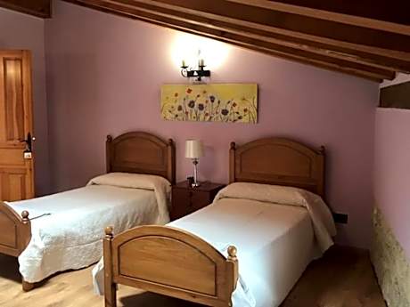 Standard Twin Room with Shared Bathroom