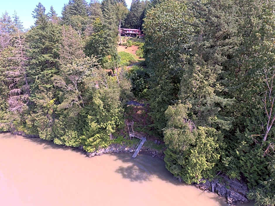 The Fraser River's Edge B&B Lodge