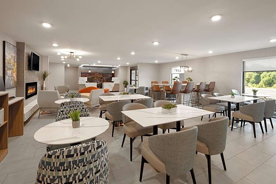 La Quinta Inn & Suites by Wyndham Greenville Woodruff Rd