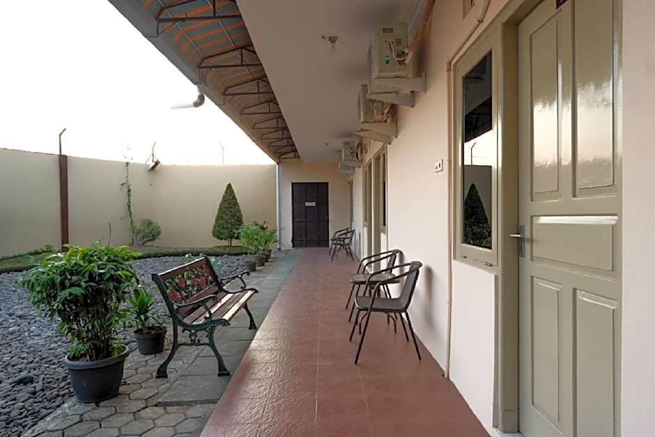 RedDoorz near GOR Satria 3