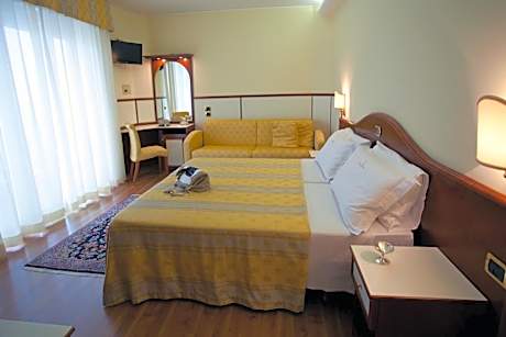 Double Room with Lateral Sea View
