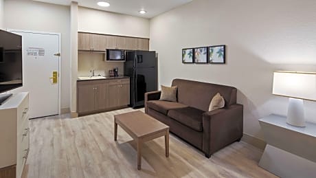 Suite-1 King 1 Queen, Non-Smoking, Sofabed, Wet Bar, Microwave, Full Refrigerator, Full Breakfast